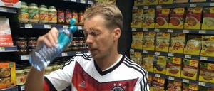 "Ich verstehe die Fragen nicht". Comedian Oliver Pocher mit einer Mertesacker-Parodie.