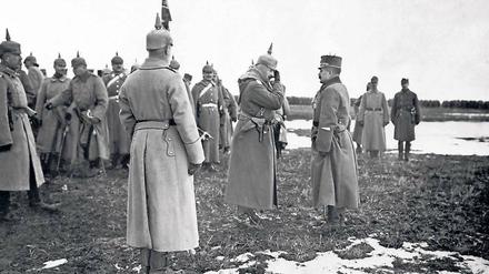 Kaiser Wilhelm II. bei einem Truppenbesuch in Galizien.