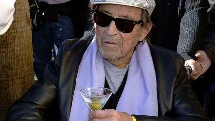 Gerührt, nicht geschüttelt: Paul Mazursky mit Martini im Dezember 2012 auf der Walk of Fame in Hollywood, wo er mit einer Sternenplakette geehrt wurde. 