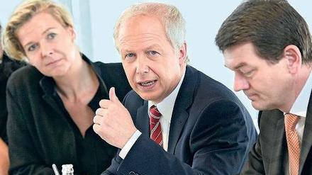Dreigestirn. WDR-Intendant Tom Buhrow (Mitte), Hörfunkdirektorin Valerie Weber und Fernsehdirektor Jörg Schönenborn beim Pressegespräch in Köln. Foto: WDR