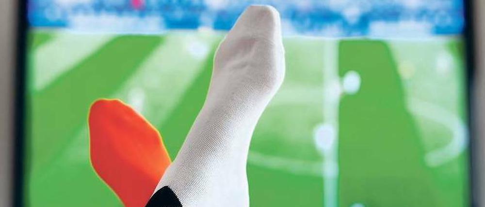 Alt, jung, bunt, kariert, das WM-Fernsehen holt alle Socken vor den Schirm. Foto: dpa