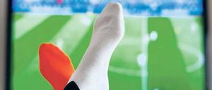 Alt, jung, bunt, kariert, das WM-Fernsehen holt alle Socken vor den Schirm. Foto: dpa