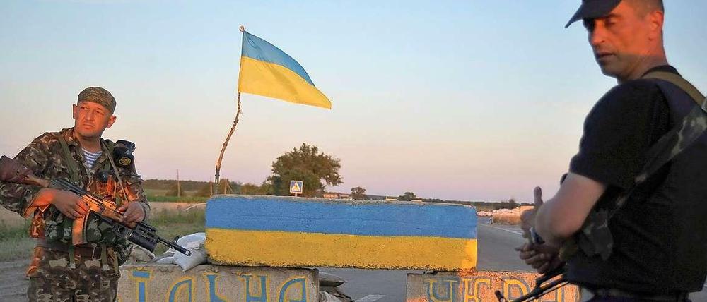 Mitglieder eines ukrainischen Freiwilligenverbandes bewachen einen Kontrollpunkt bei Luhansk. 