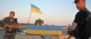 Mitglieder eines ukrainischen Freiwilligenverbandes bewachen einen Kontrollpunkt bei Luhansk. 