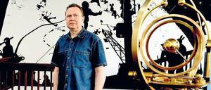 Mann und Maschine. Künstlerhauschef Christoph Tannert in der Geburtstagsschau „Das mechanische Corps“. 