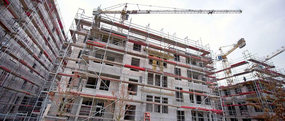 Eins geht noch. Nach und nach schließen sich in Berlin die Baulücken, die auch ein Vierteljahrhundert nach dem Mauerfall noch existieren.