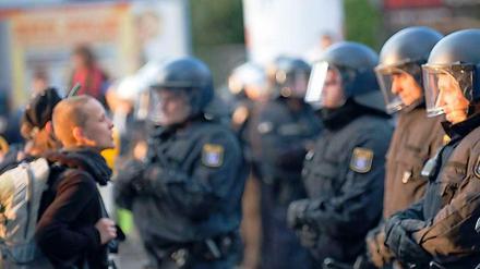 Konfrontation. Um die Gerhart-Hauptmann-Schule in der Ohlauer Straße in Kreuzberg ist seit über einer Woche ein Ausnahmezustand. 