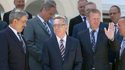 Bundesinnenminister Thomas de Maiziere (Mitte) bei der Frühjahrskonferenz der Innenminister in Bonn.