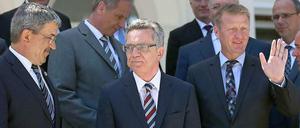 Bundesinnenminister Thomas de Maiziere (Mitte) bei der Frühjahrskonferenz der Innenminister in Bonn.