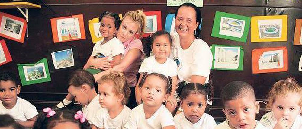 Augenblicke. Die Fotografin der Charity-Auktion, Schauspielerin Eva Hassmann, zu Besuch in einer Kita in Santa Teresa. Noch viel mehr Kinder aus Favelas brauchen Bildung und soziale Unterstützung.