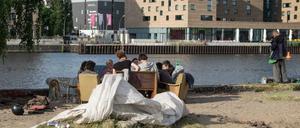 Hauptstadt von zwei Seiten. Blick von der Kreuzberger Cuvry-Brache aufs andere Spreeufer.