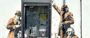 Immer gut verkabeln. Drei Geheimagenten auf einem im April 2014 im britischen Cheltenham entdeckten Wandgemälde, das vermutlich von dem Streetart-Künstler Banksy stammt.