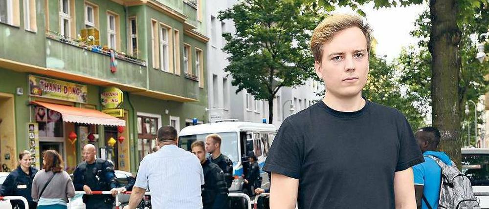 Vor dem Gitter. Anwohner Ole Spaarmann lebt seit Tagen unter Polizeibewachung.