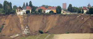 Gefahr an der Altgrube. 2009 waren Teile des Dorfes Nachterstedt (Sachsen-Anhalt) in den Tagebausee abgerutscht. Dasselbe Risiko besteht offenbar auch im südbrandenburgischen Lauchhammer. 
