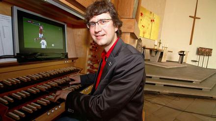 Ballwechsel mit Ton und Takt: Orgenspieler Stephan Bothmer kommentiert die WM-Spiele auf musikalische Art.
