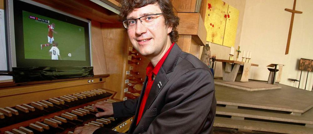 Ballwechsel mit Ton und Takt: Orgenspieler Stephan Bothmer kommentiert die WM-Spiele auf musikalische Art.