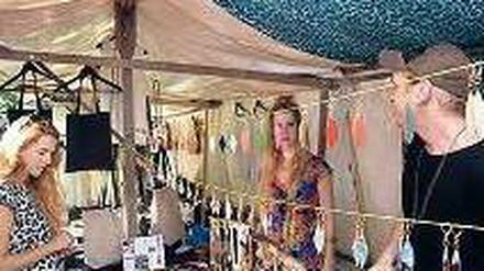 Ein Stand mit Designerware bei Wedding Dress.