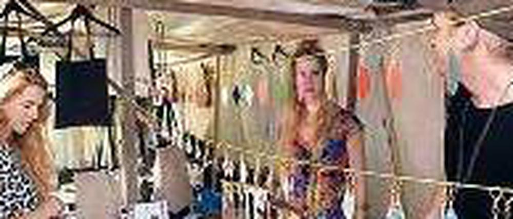 Ein Stand mit Designerware bei Wedding Dress.