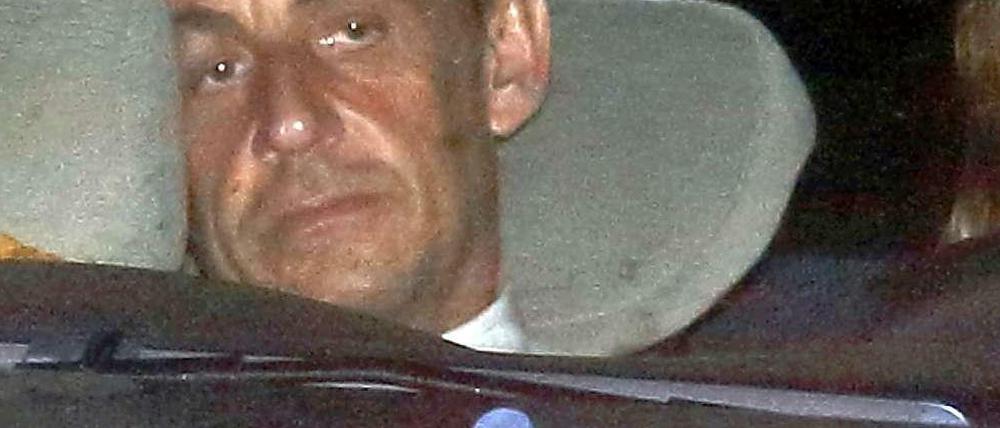 Frankreichs Ex-Präsident Sarkozy auf dem Weg zu einer Befragung wegen des Verdachts unerlaubter Einflussnahme bei Ermittlungen zur Wahlkampffinanzierung.