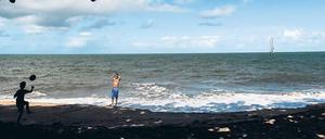 Die Einheimischen kicken am Strand...