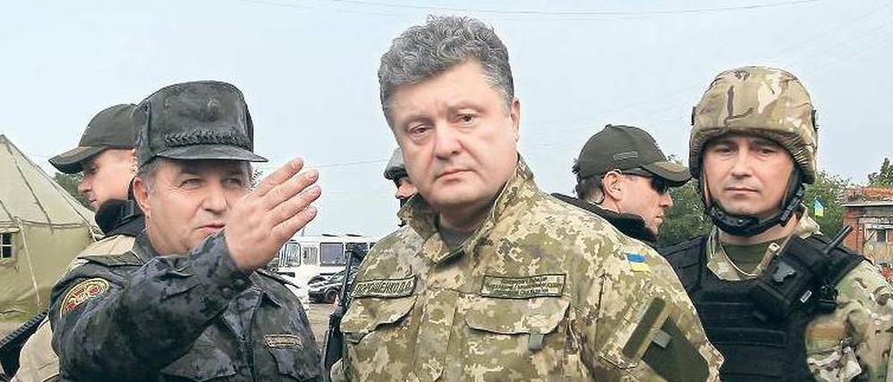 Präsident Petro Poroschenko bei einem Truppenbesuch.