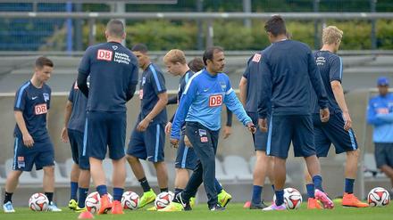 Auf Jos geht’s los. Herthas Trainer Luhukay zählte beim Trainingsauftakt 21 Feldspieler und vier Torhüter.