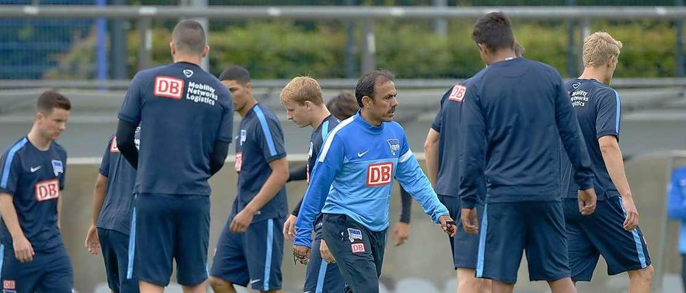 Auf Jos geht’s los. Herthas Trainer Luhukay zählte beim Trainingsauftakt 21 Feldspieler und vier Torhüter.