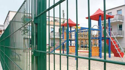 Kein Kinderlachen: Der Spielplatz am Karree Kurt-von-Plettenberg-/ Sattlerstraße an der Pappelallee ist nur für die Mieter der benachbarten Wohnanlage zugänglich – und dort gibt es kaum Kinder. Andere Kinder aus dem weit größeren Wohngebiet im Bereich der früheren Ruinenbergkaserne dürfen den Platz nicht betreten, die meiste Zeit ist er verwaist. 