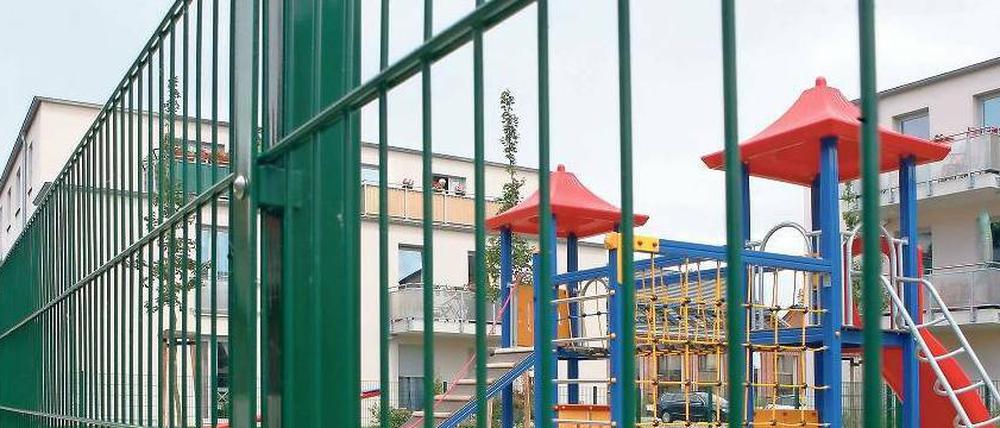 Kein Kinderlachen: Der Spielplatz am Karree Kurt-von-Plettenberg-/ Sattlerstraße an der Pappelallee ist nur für die Mieter der benachbarten Wohnanlage zugänglich – und dort gibt es kaum Kinder. Andere Kinder aus dem weit größeren Wohngebiet im Bereich der früheren Ruinenbergkaserne dürfen den Platz nicht betreten, die meiste Zeit ist er verwaist.