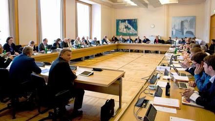 Hartmut Mehdorn Anfang Juni vor dem Hauptausschuss des Abgeordnetenhauses. Die Parlamente wollen künftig mehr Kontrolle darüber, wie das Geld für den BER ausgegeben wird.