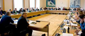 Hartmut Mehdorn Anfang Juni vor dem Hauptausschuss des Abgeordnetenhauses. Die Parlamente wollen künftig mehr Kontrolle darüber, wie das Geld für den BER ausgegeben wird.