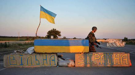 Konflikt in der Ukraine. Schrift auf den Betonblöcken steht: "Freie Ukraine". Die Waffenruhe wurde nicht verlängert.