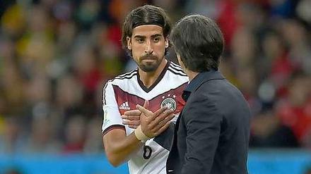 Bundestrainer Joachim Löw muss sich erneut Gedanken um die optimale Position von Philipp Lahm und die Besetzung im defensiven Mittelfeld machen. 
