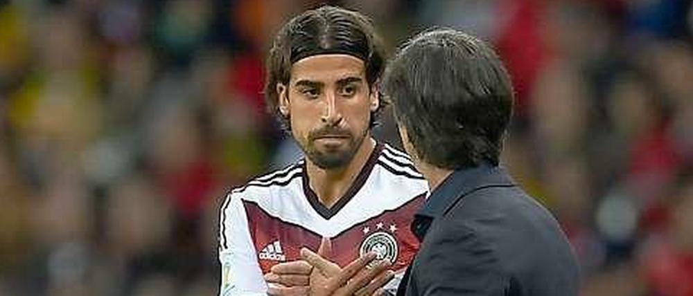 Bundestrainer Joachim Löw muss sich erneut Gedanken um die optimale Position von Philipp Lahm und die Besetzung im defensiven Mittelfeld machen. 