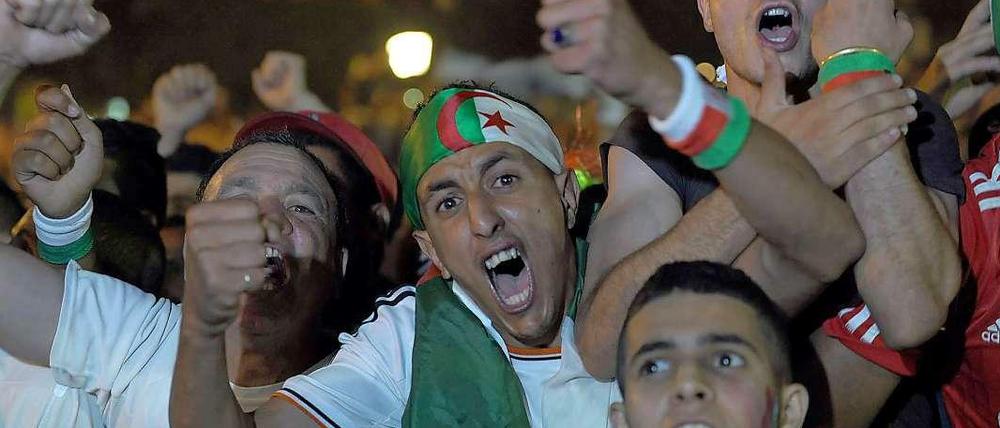 Algerische Fans haben den Erfolg ihrer Nationalmannschaft eifrig gefeiert.