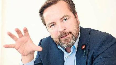 Daniel Wall 1966 in Karlsruhe geboren, lernte Industriekaufmann in der Firma seines Vaters. 1999 wird er Vorstandsmitglied und 2007 Vorstandschef, als sich der Vater Hans Wall in den Aufsichtsrat zurückzieht.