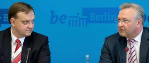 Berlins Innensenator Frank Henkel (CDU, rechts) und der Verfassungsschutzchef Bernd Palenda stellen den Verfassungsschutzbericht 2013 vor.