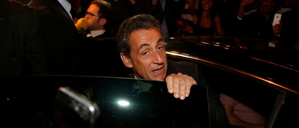 Sarkozy nach der Vernehmung vor einem Pariser Restaurant