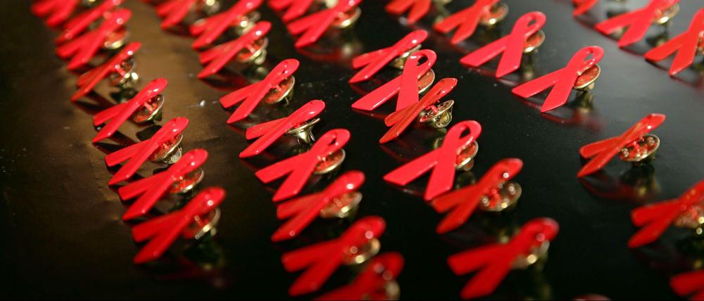 383 Menschen haben sich 2012 in Berlin mit dem Virus infiziert. 84 Prozent davon waren Männer, die ungeschützten Sex mit Männern haben, rund vier Prozent nahmen Drogen.