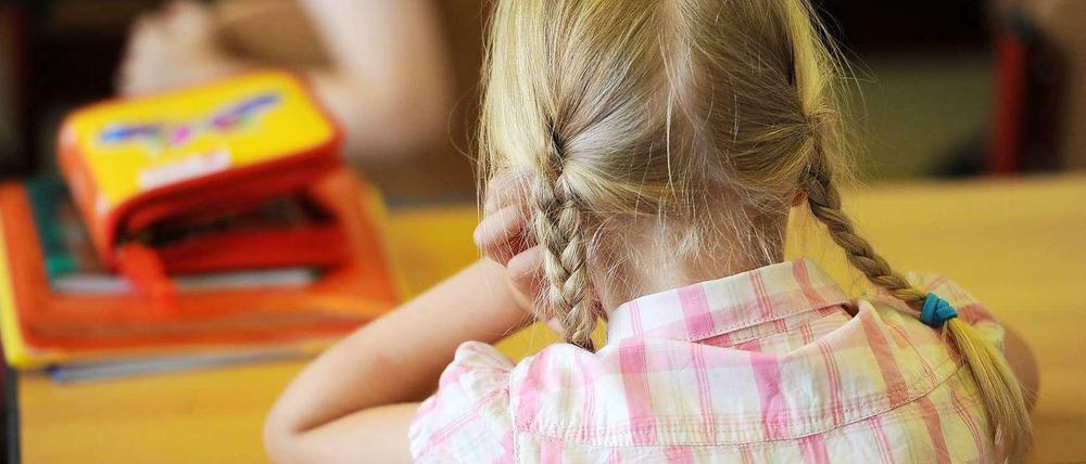 Schon mit fünf Jahren auf die Schulbank? Das Konzept der Früheinschulung finden nicht alle ideal.