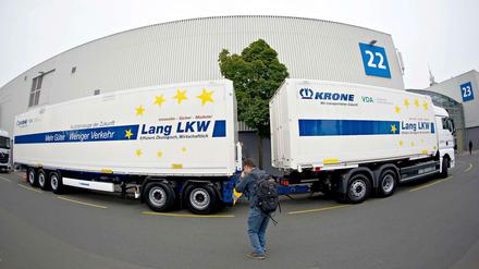 Passt kaum aufs Bild. Die sogenannten Gigaliner sollen gegenüber herkömmlichen Lkw sparsamer sein. 