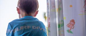 Symbolbild Kind in Quarantäne: Derzeit wird darüber diskutiert ob künftig nur noch positiv getestete Kinder in häusliche Quarantäne müssen oder auch die Kontaktpersonen. Alleine in Nordrhein-Westfalen befinden sich momentan mehr als 30.000 Schulkinder in Quarantäne *** Symbolic image Child in quarantine Currently it is discussed whether in the future only positively tested children must be quarantined at home or also the contact persons In North Rhine-Westphalia alone, more than 30,000 school children are currently in quarantine. Copyright: xx