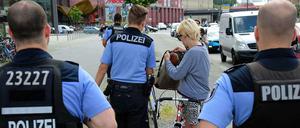 Geballte Staatsmacht. 250 Polizisten waren im Einsatz, um an gefährlichen Kreuzungen zu kontrollieren, wie hier am