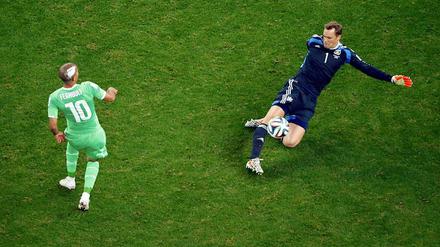 Letzter Mann klärt. Ob vor oder im Strafraum, Neuer rettete die Nationalelf immer wieder vor dem Rückstand, hier gegen Algeriens Sofiane Feghouli.