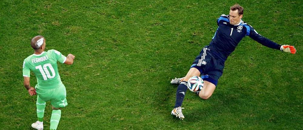 Letzter Mann klärt. Ob vor oder im Strafraum, Neuer rettete die Nationalelf immer wieder vor dem Rückstand, hier gegen Algeriens Sofiane Feghouli.