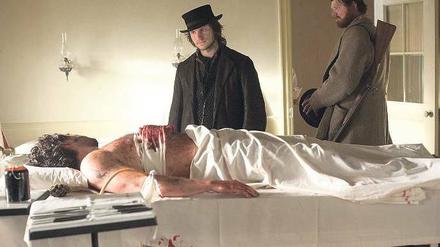 Corky Corcoran mustert eine Leiche in der Pathologie.