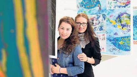 Lernwillig. Aylin Sener, 21, (links) und Adriana, 19, sind zwei von 18 Schülerinnen, die am Campus Rütli ihr Abitur bestanden haben. Die Verhältnisse vor dem Brandbrief können sie sich nicht mehr vorstellen. 