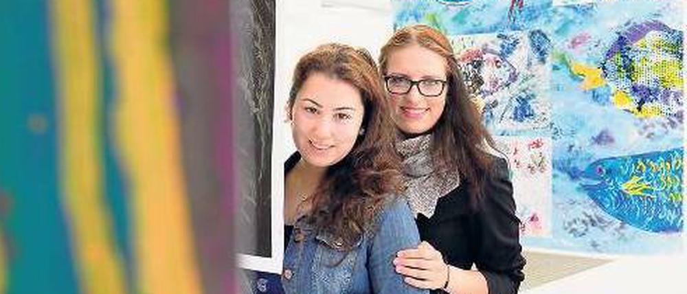 Lernwillig. Aylin Sener, 21, (links) und Adriana, 19, sind zwei von 18 Schülerinnen, die am Campus Rütli ihr Abitur bestanden haben. Die Verhältnisse vor dem Brandbrief können sie sich nicht mehr vorstellen. 