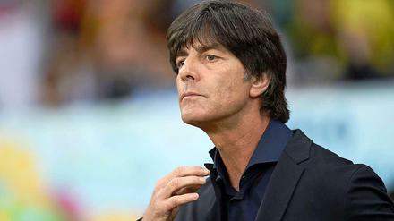 Bundestrainer Joachim Löw: „Das war ein Spiel zum Durchschnaufen. Am Ende war es ein Sieg des Willens. Eigentlich mussten wir das Spiel in der regulären Spielzeit entscheiden. Wir hatten wahnsinnig viele Chancen. Khedira und Schürrle haben der Mannschaft noch einmal einen Schub gegeben. Alle Spieler waren in der Verlängerung am Limit. Solch ein Spiel gibt es im Turnier mal, dass man sich durchkämpfen muss.“
