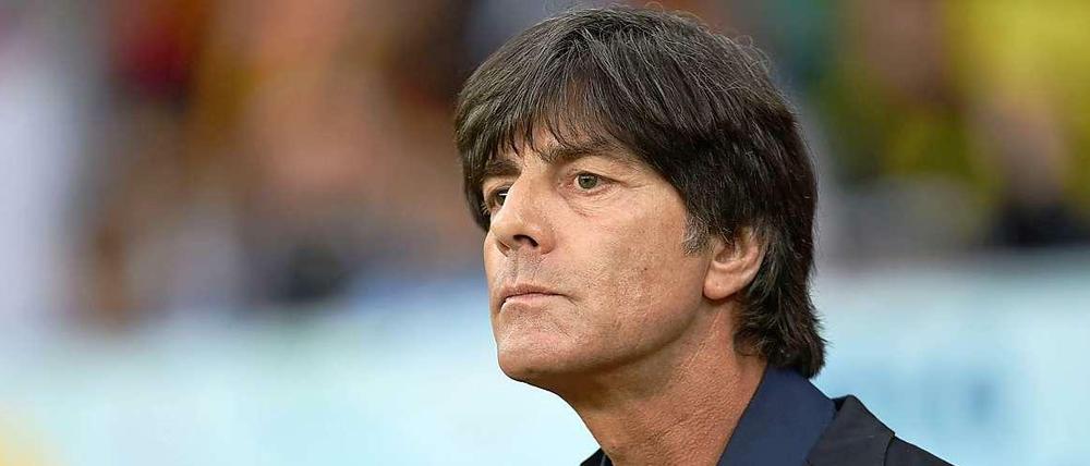 Bundestrainer Joachim Löw: „Das war ein Spiel zum Durchschnaufen. Am Ende war es ein Sieg des Willens. Eigentlich mussten wir das Spiel in der regulären Spielzeit entscheiden. Wir hatten wahnsinnig viele Chancen. Khedira und Schürrle haben der Mannschaft noch einmal einen Schub gegeben. Alle Spieler waren in der Verlängerung am Limit. Solch ein Spiel gibt es im Turnier mal, dass man sich durchkämpfen muss.“